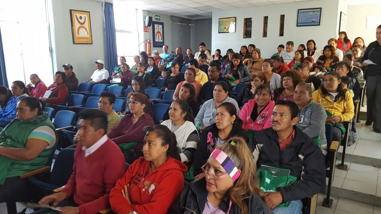 Padres de alumnos del CONALEP tomando el curso de finanzas y negocios